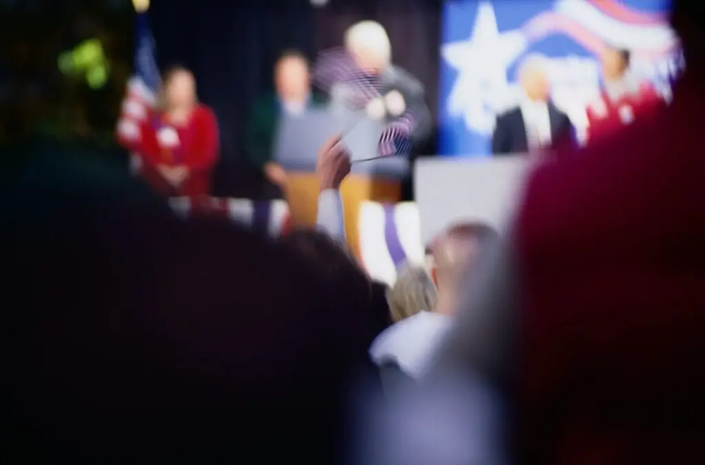 A blurry picture of people at an event.